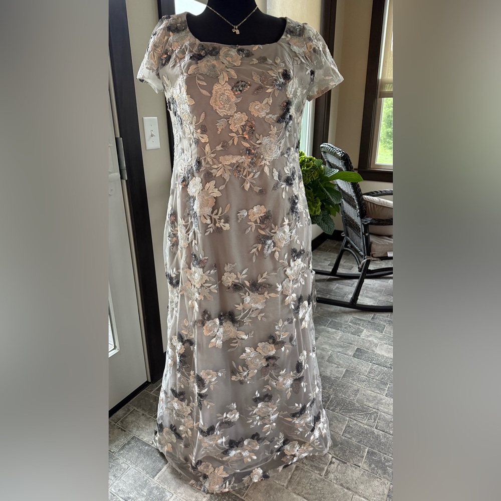 La Femme Grey Formal Floral Appliqué Short Sleeve Aline Dress • MOB MOG